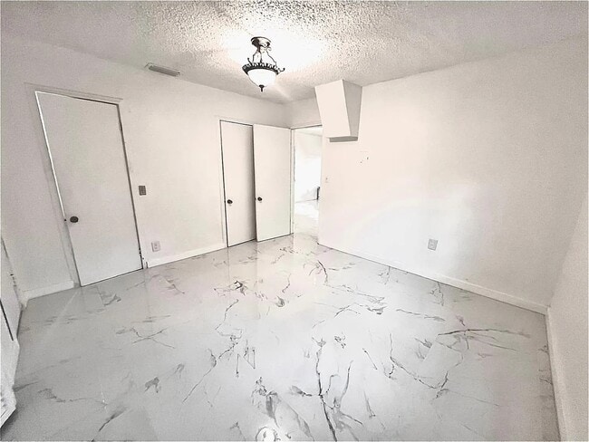 5870 SW 20th St in Miami, FL - Foto de edificio - Building Photo