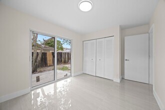 5664 Boynton Crescent in Boynton Beach, FL - Foto de edificio - Building Photo