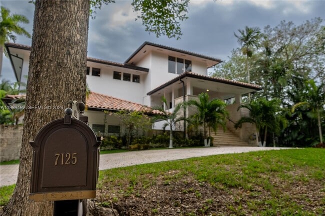 7125 Los Pinos Blvd in Coral Gables, FL - Building Photo - Building Photo