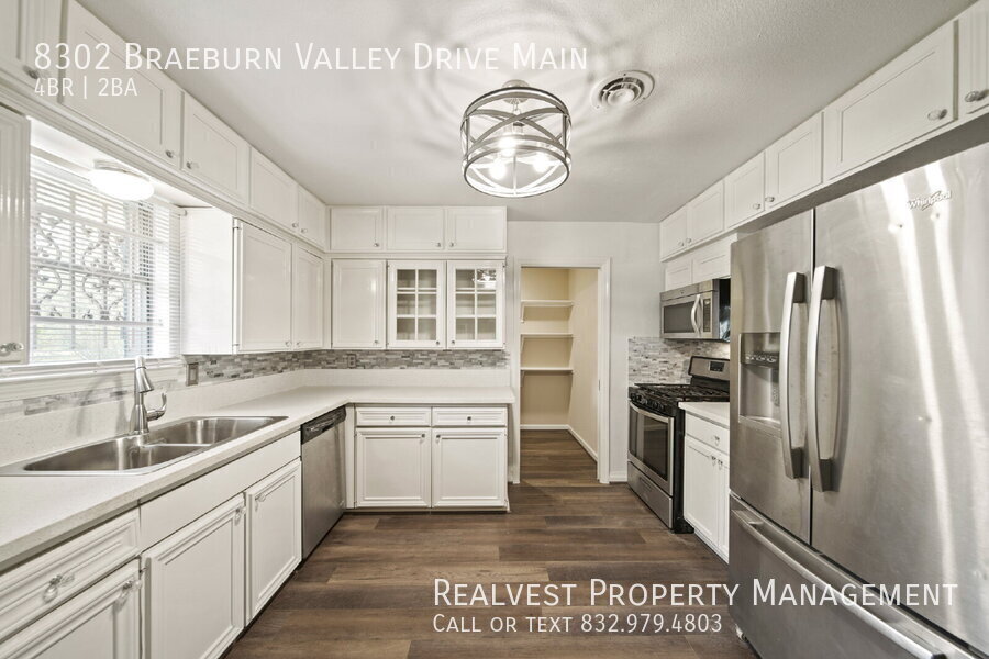 8302 Braeburn Valley Dr in Houston, TX - Building Photo