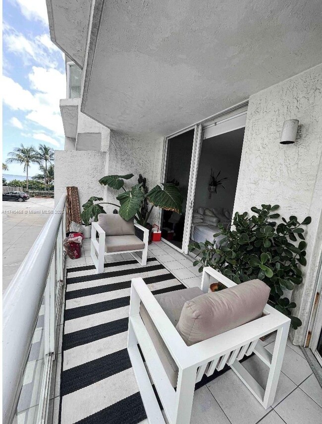 17275 Collins Ave, Unit 210 in Sunny Isles Beach, FL - Building Photo - Building Photo