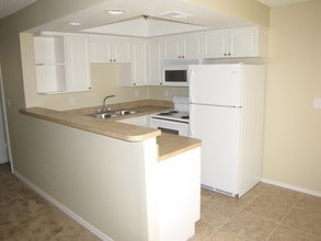 Green Oaks Apartments in Tampa, FL - Building Photo - Building Photo