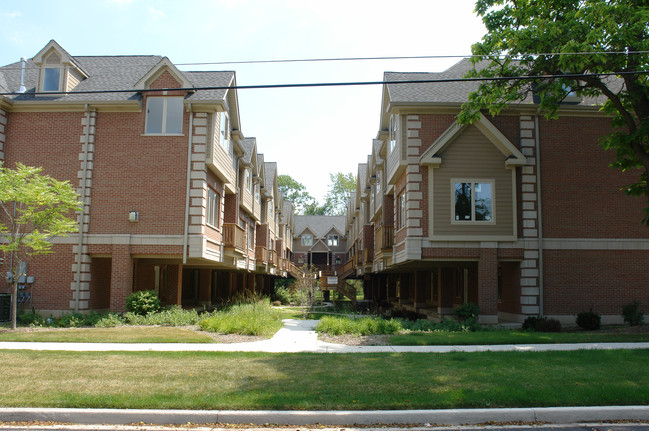 Forest Creek Townhomes in Brookfield, IL - Building Photo - Building Photo