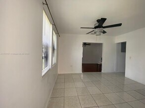 425 NE 172nd St in North Miami Beach, FL - Building Photo - Building Photo