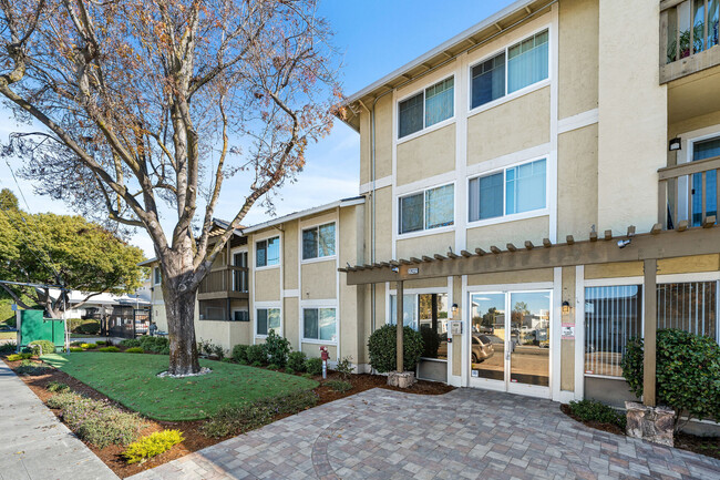 Vista Creek Apartments in Castro Valley, CA - Building Photo - Building Photo