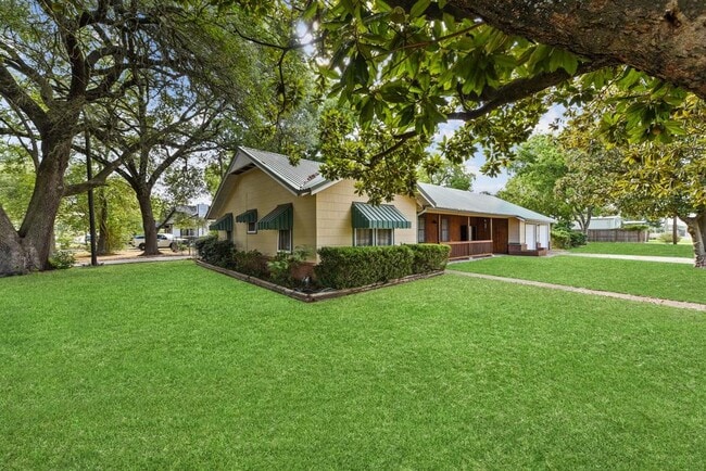 400 N Elm St in Tomball, TX - Building Photo - Building Photo