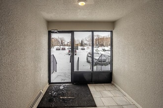 Hampton Court in Edmonton, AB - Building Photo - Lobby