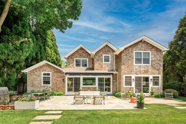 145 Breese Ln in Southampton, NY - Building Photo - Building Photo