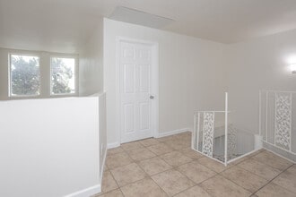 16141 Eucalyptus Ave in Bellflower, CA - Foto de edificio - Interior Photo