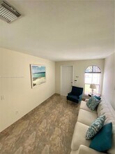 3066 NW 103rd Path in Doral, FL - Foto de edificio - Building Photo