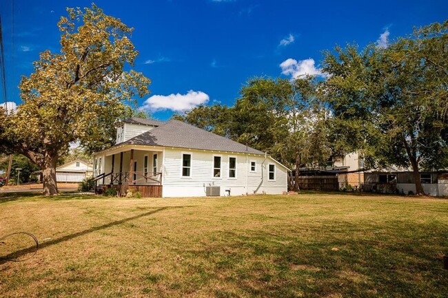 413 E Industry St in Giddings, TX - Building Photo - Building Photo