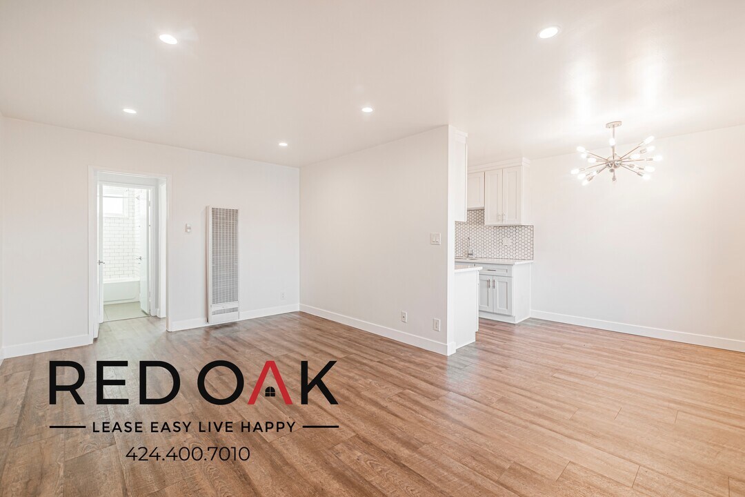 127 Rosemont Ave in Los Angeles, CA - Building Photo