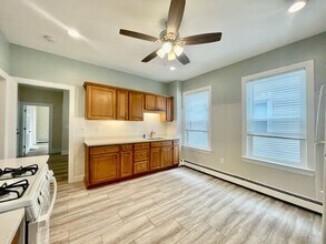 332 Hurley St, Unit 2 in Cambridge, MA - Foto de edificio - Building Photo