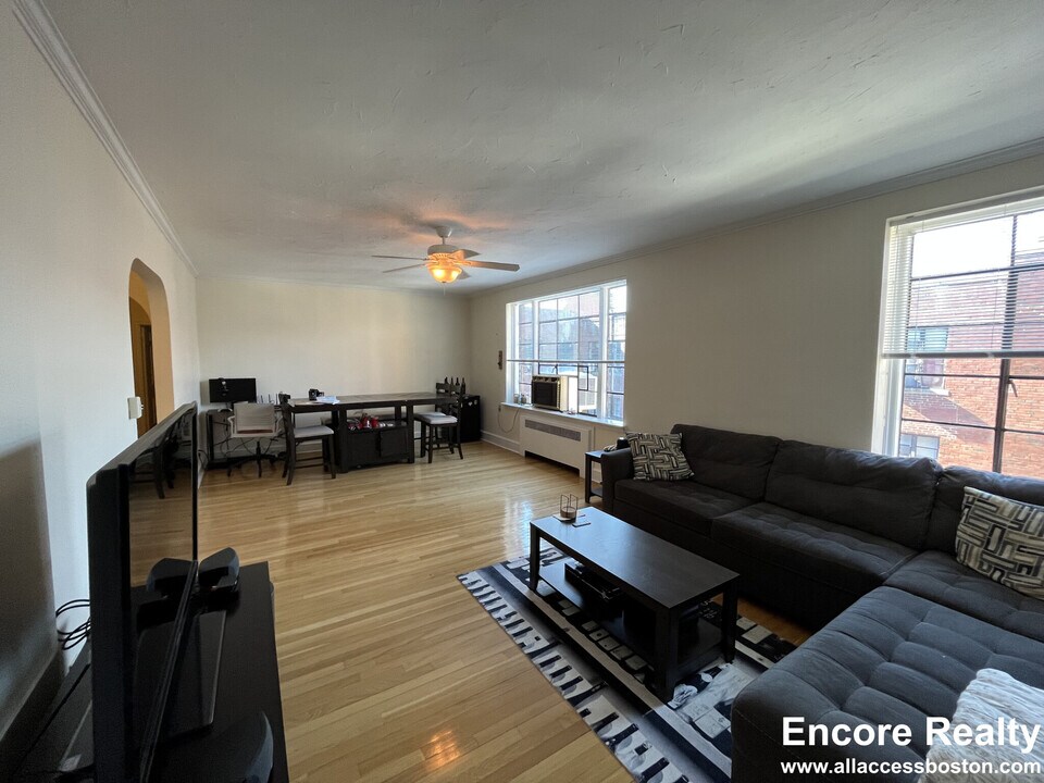 101 Longwood Ave, Unit 2 in Brookline, MA - Foto de edificio