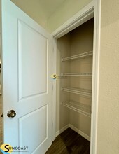 4251 Spring Park Rd in Jacksonville, FL - Foto de edificio - Building Photo