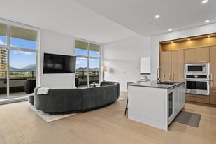 3389 Lakeshore Rd in Kelowna, BC - Building Photo