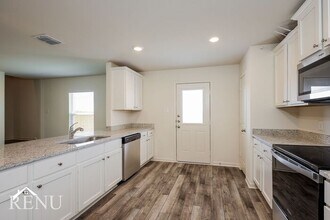 11026 Yonder Flts in Converse, TX - Foto de edificio - Building Photo