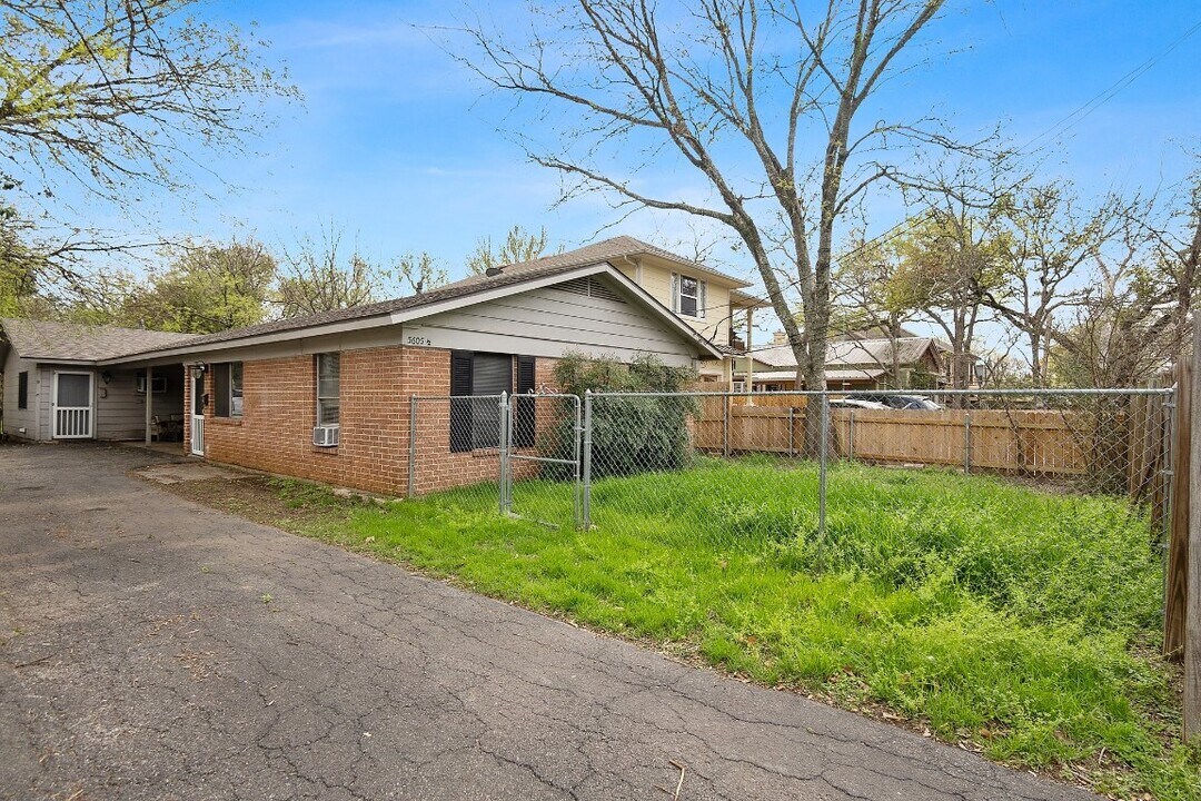 5605 1/2 Jim Hogg Ave in Austin, TX - Building Photo