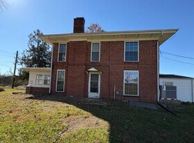 420 W Old Andrew Johnson Hwy in New Market, TN - Building Photo