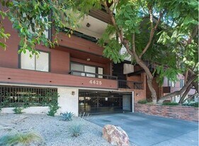 4425 Whitsett Ave in Los Angeles, CA - Building Photo