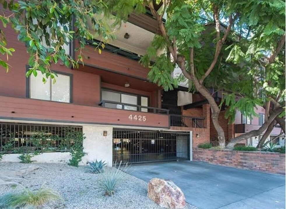 4425 Whitsett Ave in Los Angeles, CA - Building Photo