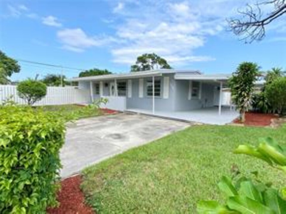 1008 NW 11th Ct in Fort Lauderdale, FL - Building Photo