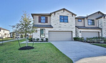 7124 Elgin St in Pearland, TX - Building Photo