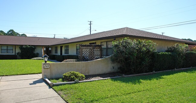 The Courtyard in Lynn Haven, FL - Foto de edificio - Building Photo