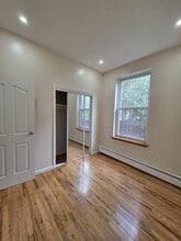 136 Pulaski St, Unit 1st Floor in Brooklyn, NY - Foto de edificio - Building Photo