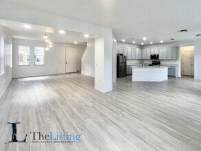 613 Alfani St in Davenport, FL - Foto de edificio - Building Photo