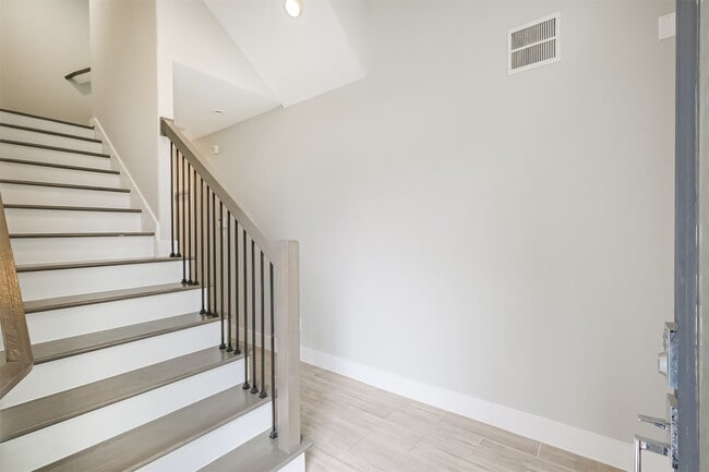 1305 Mayfair Clarkson Ln