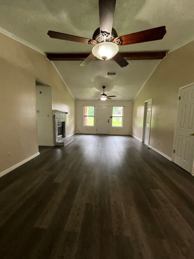 106 Burnley Dr in New Llano, LA - Building Photo - Building Photo