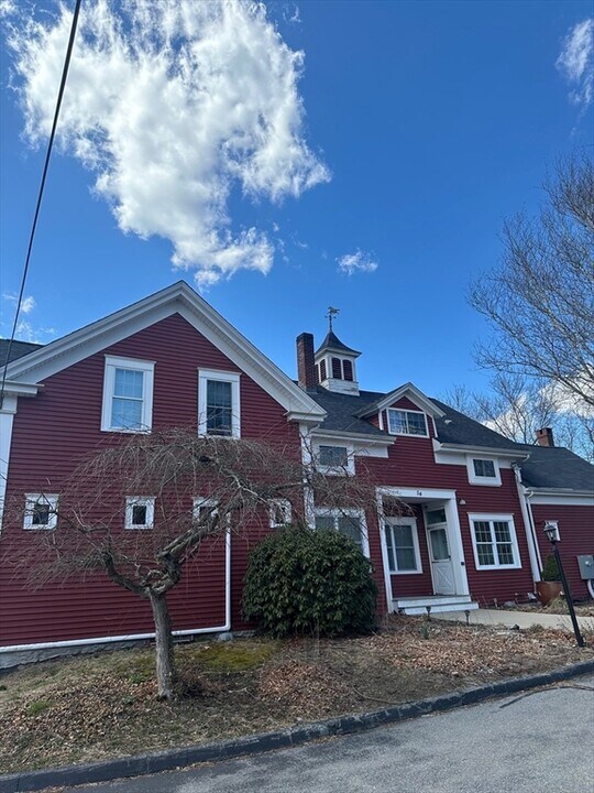54 Longmeadow Rd in Taunton, MA - Building Photo