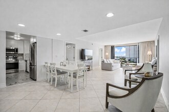 5600 N Flagler Dr, Unit 804 in West Palm Beach, FL - Building Photo - Building Photo