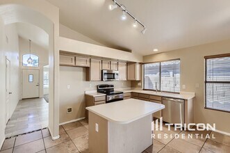 15271 W Eureka Trail in Surprise, AZ - Foto de edificio - Building Photo