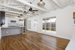 502 Poinsettia Ave in Newport Beach, CA - Building Photo