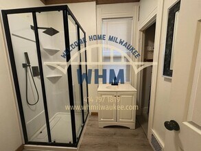 2720 N Oakland Ave in Milwaukee, WI - Building Photo - Building Photo