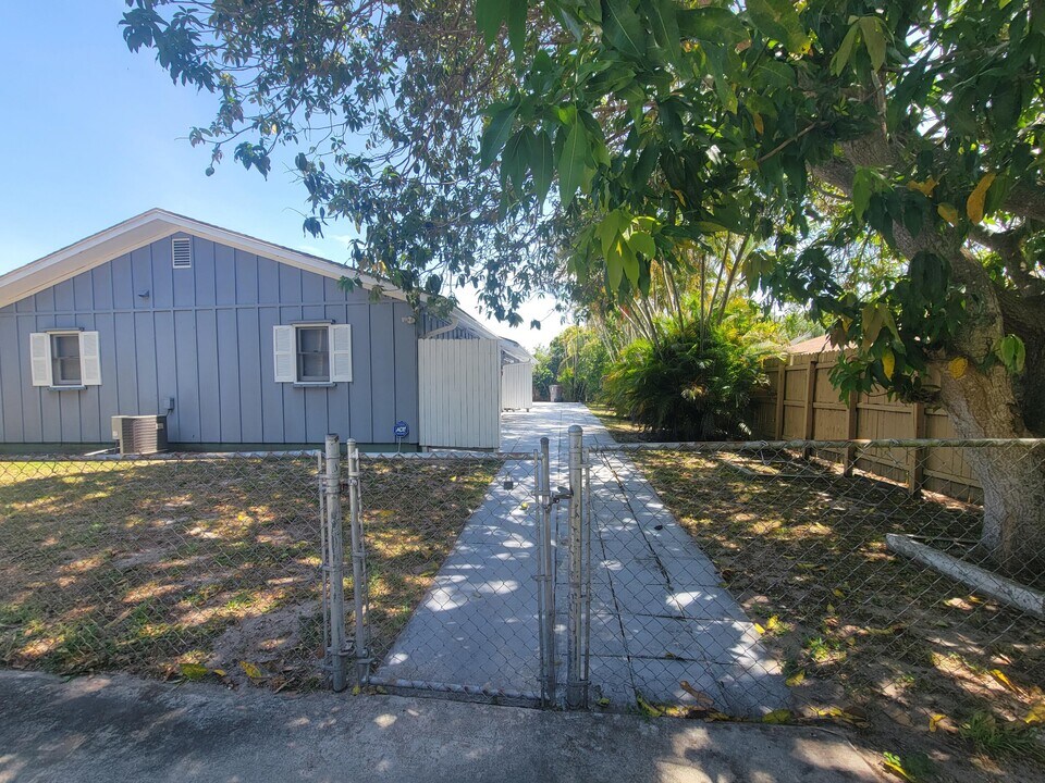 9285 Green Meadows Way in Palm Beach Gardens, FL - Building Photo