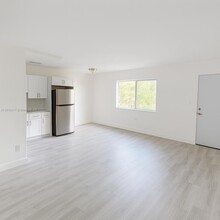1280 W 54th St, Unit 322B in Hialeah, FL - Building Photo - Building Photo