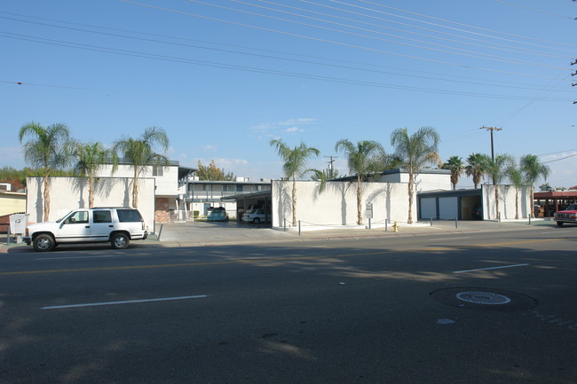 1450 W Walnut Ave in Visalia, CA - Building Photo - Building Photo