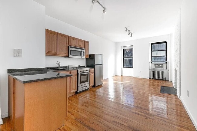 242 Mulberry St, Unit 12 in New York, NY - Building Photo - Building Photo