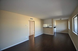 14033 Bessemer St, Unit 204 in Los Angeles, CA - Building Photo - Building Photo