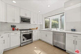 13082 Mindanao Way in Marina Del Rey, CA - Building Photo - Building Photo