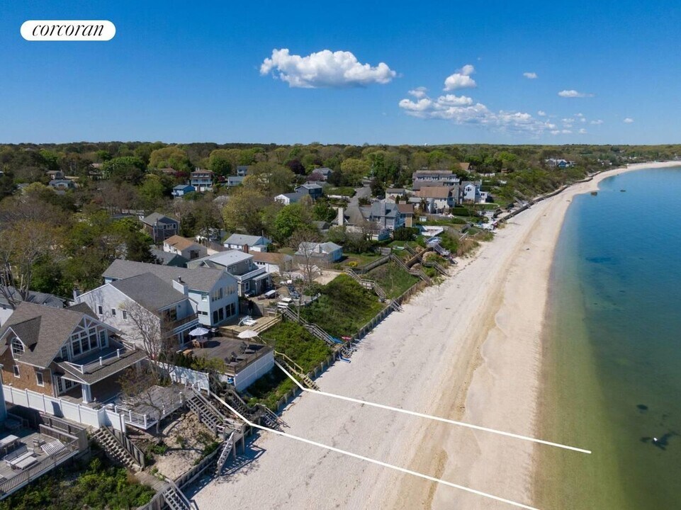23 Oakhurst Rd in Hampton Bays, NY - Building Photo