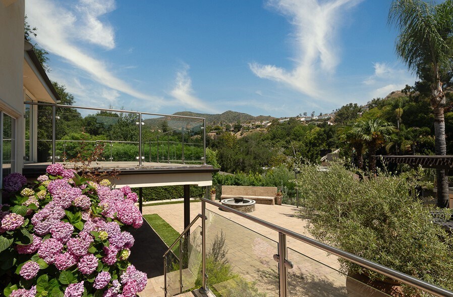1600 Royal Blvd in Glendale, CA - Building Photo