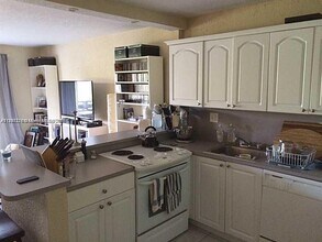 7487 SW 82nd St in Miami, FL - Foto de edificio - Building Photo