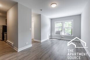 703 W Brompton Ave, Unit 11 in Chicago, IL - Building Photo