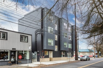 Studio Pointe Apartments in Portland, OR - Building Photo - Building Photo