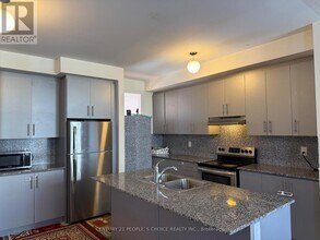 22 Queenpost Dr in Brampton, ON - Building Photo - Building Photo