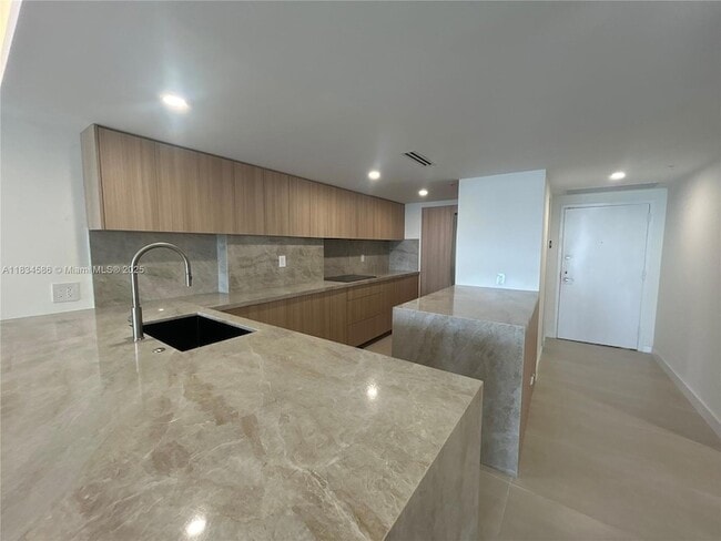 1717 N Bayshore Dr, Unit A-2539 in Miami, FL - Foto de edificio - Building Photo